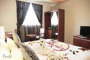 Cette chambre comprend un lit fleuri. dans l'établissement Vamos Guest House, à Addis-Abeba