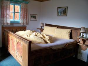 Ein Bett oder Betten in einem Zimmer der Unterkunft Gästehaus Bichl