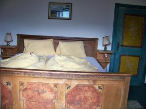 Ein Bett oder Betten in einem Zimmer der Unterkunft Gästehaus Bichl