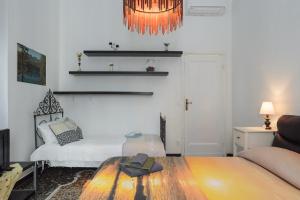 Camera con letto, divano e tavolo di house LeoMar a Genova