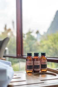 Vista generica sulle montagne o vista sulle montagne dall'interno della stanza in casa privata