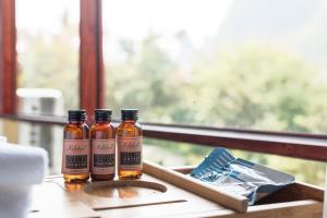 twee flessen whisky op een tafel bij Autumn Inn in Yangshuo