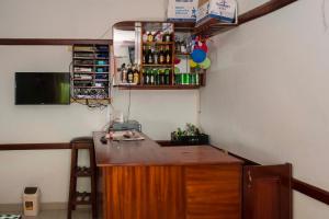 una habitación con un bar en una habitación en Cityview Hotel Fort Portal, en Fort Portal