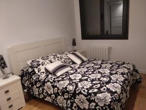 A bed or beds in a room at Sumiciu, apartamento con piscina en Llanes VUT-1656-AS