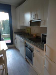 A kitchen or kitchenette at Sumiciu, apartamento con piscina en Llanes VUT-1656-AS