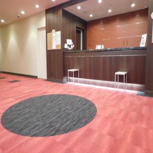 una sala de espera con un mostrador y dos taburetes en AI HOTEL Hashimoto, en Sagamihara