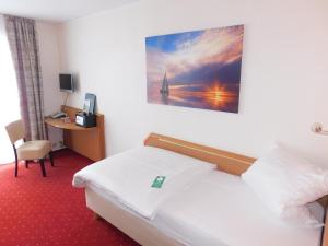 Postel nebo postele na pokoji v ubytování Seehotel Lönö