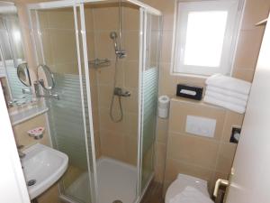 Koupelna v ubytování Seehotel Lönö