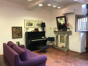 TV a/nebo společenská místnost v ubytování alloggio turistico La Stalla