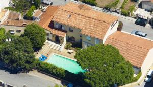 an aerial view of a house with a swimming pool at Hôtel Lou Paouvadou in Sainte-Maxime