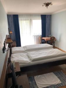 Postel nebo postele na pokoji v ubytování Hotel Pflieger