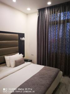 Hotel PK Residency Sector 18 Noida客房内的一张或多张床位