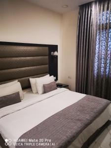 Ein Bett oder Betten in einem Zimmer der Unterkunft Hotel PK Residency