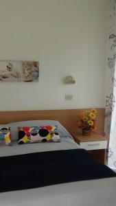 A bed or beds in a room at Hotel Sabrina