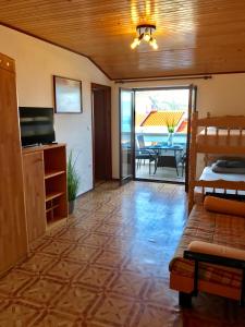 Postel nebo postele na pokoji v ubytování Apartmani Lisac
