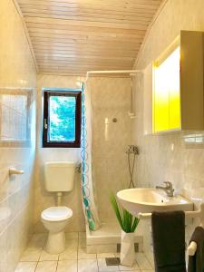 Koupelna v ubytování Apartmani Lisac + 37 fotografií