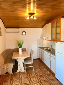 Kuchyň nebo kuchyňský kout v ubytování Apartmani Lisac