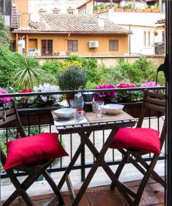 A balcony or terrace at Casa del Moro - romantic loft in Trastevere