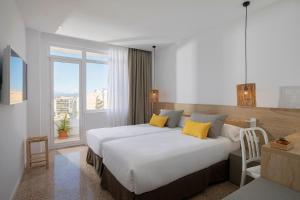 pokój hotelowy z dwoma łóżkami i oknem w obiekcie whala!fun w El Arenal