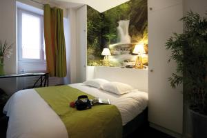 ein Hotelzimmer mit einem Bett mit Kamera drauf in der Unterkunft Le Kléber Hôtel in Straßburg