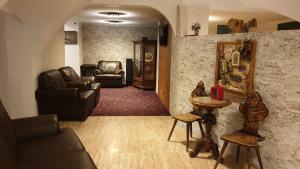 ein Wohnzimmer mit Ledersesseln und einem Tisch in der Unterkunft Hotel 3 Gemsen in Mallnitz
