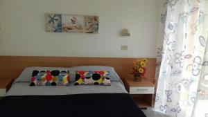 A bed or beds in a room at Hotel Sabrina