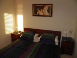 Un pat sau paturi într-o cameră la Alojamiento Los Corrales