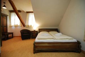 ein Schlafzimmer mit einem Bett und einem Stuhl darin in der Unterkunft Hotel 3 Gemsen in Mallnitz + 27 Fotos