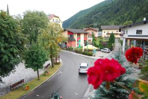 Ein allgemeiner Bergblick oder ein Berglick von des Aparthotels aus