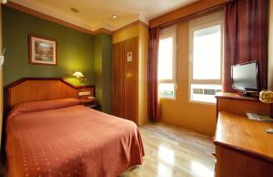 Televízia a/alebo spoločenská miestnosť v ubytovaní Hotel Torrepalma