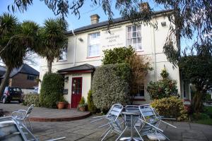 una mesa y sillas frente a un edificio en The Mortimer Arms en Romsey