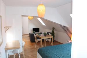 een woonkamer met een tafel en een bank bij Résidence MILA in Valenciennes