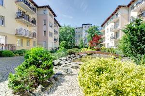 a garden in the middle of a building at DR Apartments - Patio Mare in Sopot