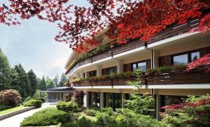 een gebouw met bloemen op de balkons bij Grand Hotel Presolana in Castione della Presolana