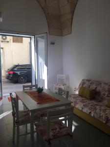 salon ze stołem i kanapą w obiekcie appartamento Manzoni w mieście Porto Cesareo
