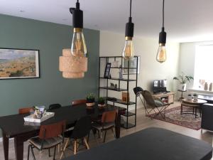 een eetkamer met een tafel en stoelen bij Bed en Beach in Katwijk aan Zee