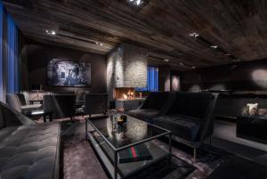 sala de estar con sofá y chimenea en Hotel Zhero – Ischgl/Kappl, en Kappl