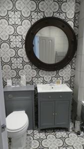 La salle de bains est pourvue de toilettes, d'un lavabo et d'un miroir. dans l'établissement The Little Inn at Grasmere, à Grasmere