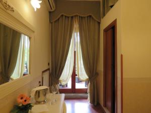a bathroom with a large window and a large mirror at Bed & Breakfast Medea in Naples