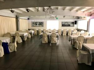 una sala banchetti con tavoli e sedie bianchi di taverna napoleone a San Lorenzo