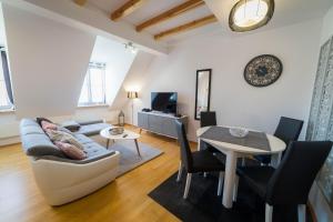 Televízia a/alebo spoločenská miestnosť v ubytovaní Apartament51
