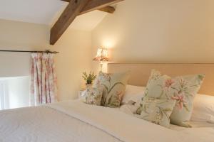 Giường trong phòng chung tại Middle Cottage Southlands Farm