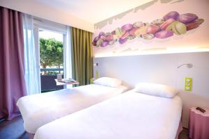 Postel nebo postele na pokoji v ubytování ibis Styles Fréjus St Raphael