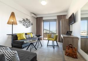 una sala de estar con un sofá y una mesa en MIRAGE city APARTMENTS, en Rodas