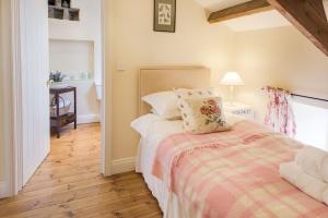 Postel nebo postele na pokoji v ubytování East Cottage Southlands Farm