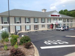 a hotel with a parking lot in front of it at Hometown Inn-Soddy Daisy in Soddy-Daisy