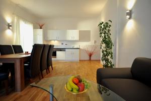 una sala de estar con una mesa con un bol de fruta. en Appartements Altes Gericht, en Hopfgarten im Brixental