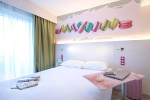 Postel nebo postele na pokoji v ubytování ibis Styles Fréjus St Raphael