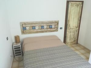 1 dormitorio con 1 cama y ventana en una habitación en Hormiga's, en Corralejo