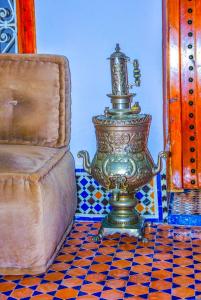 Uma área de estar em Riad Dari